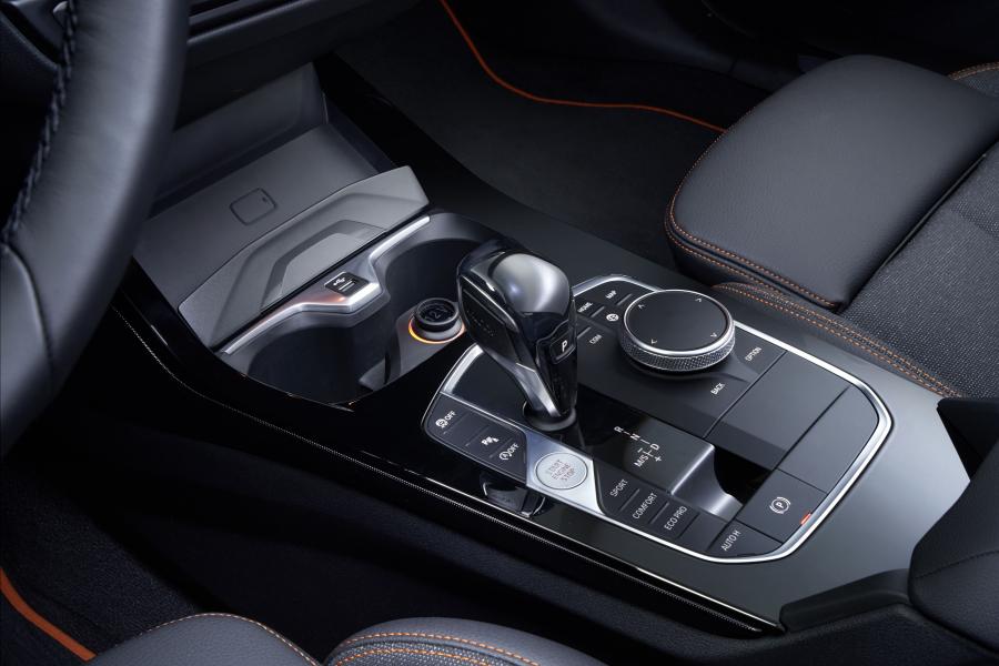 Детали интерьера BMW 118i Sportline (F40) 2019 года  (WW) (фото 51 из 81)